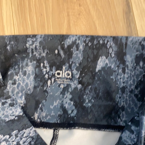 ALO YOGA Airbrush Cropped Leggings - Picture 2 of 3